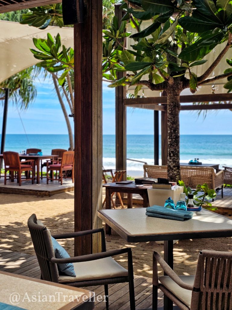 クラビーの高級リゾート「ピマライリゾート」のビーチ沿いレストランの雰囲気